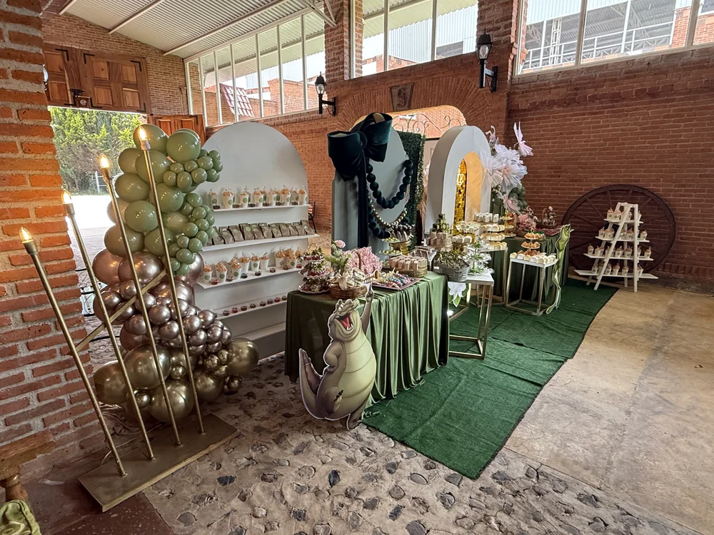 Mesa de dulces finos y botanas
