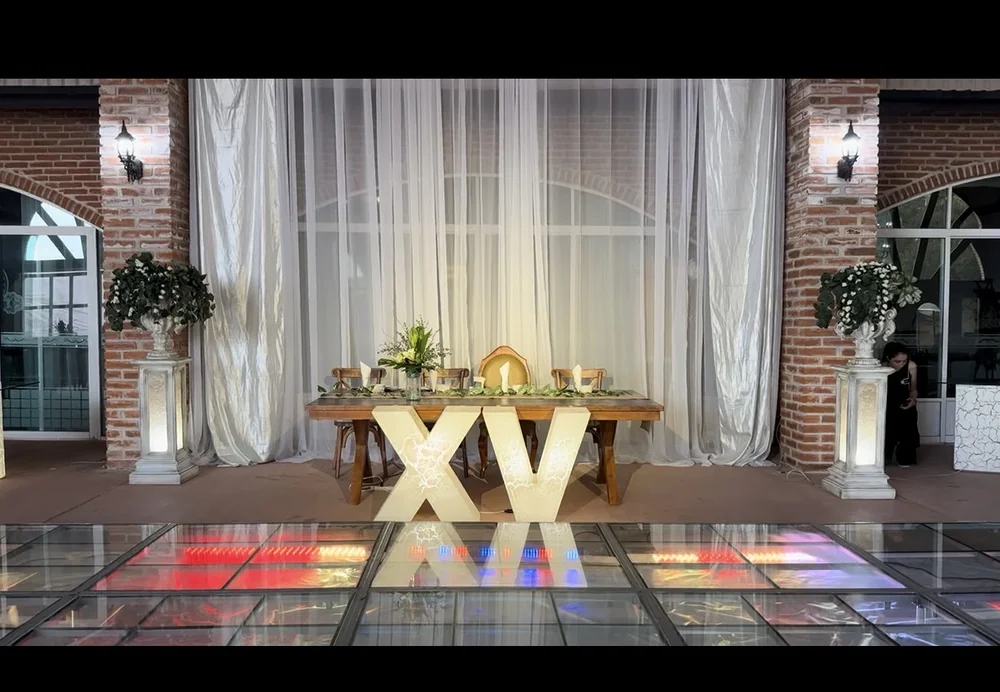 Decoración de mesa principal de honor con chispa fría