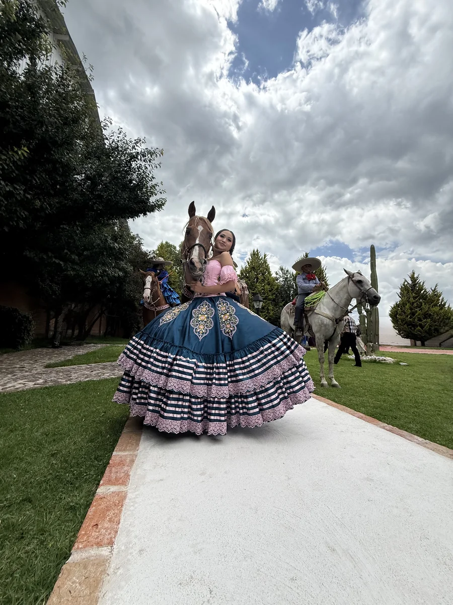 Fiesta de XV años con pista iluminada en El Rincón